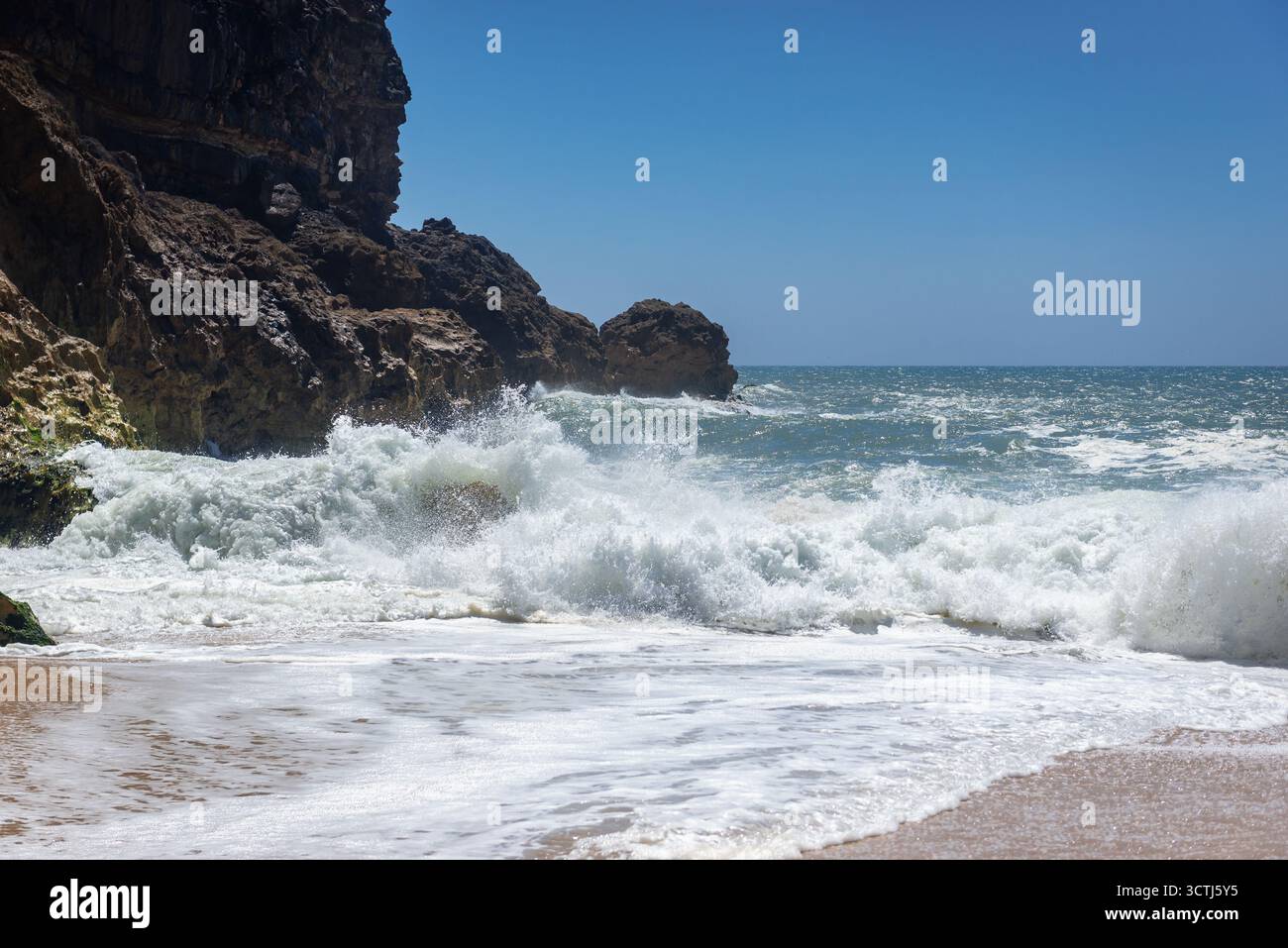 Rochers et vagues sur North Beach célèbre pour les vagues géantes dans la ville de Nazare sur la soi-disant Côte d'argent, région d'Oeste au Portugal Banque D'Images