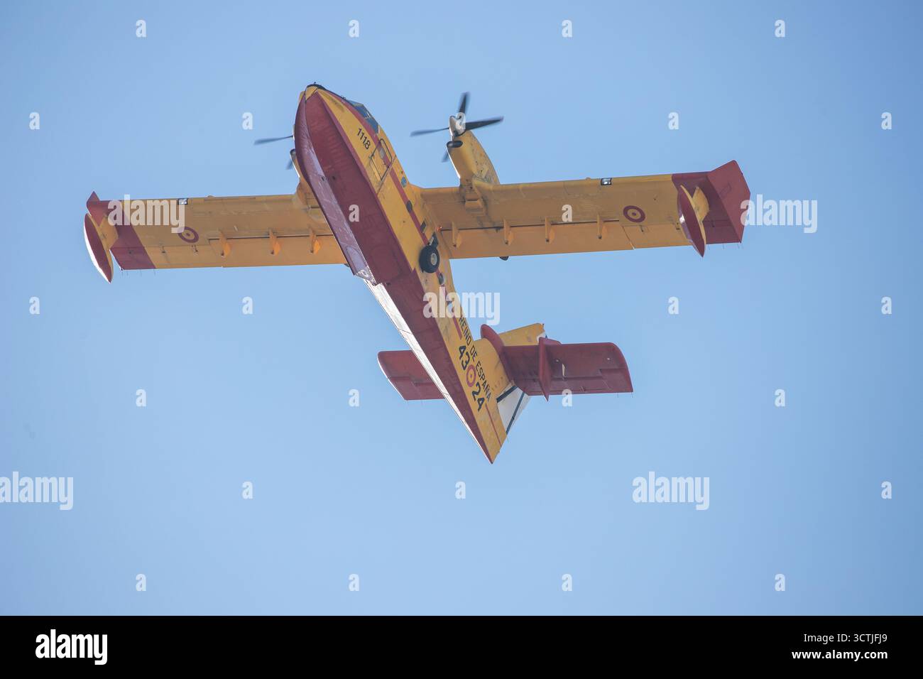 Madrid, Espagne, 7 octobre 2025 : un CL-415 volant pendant la répétition de l'Armée de l'Air pour la fête nationale 25, le 7 octobre 2025, à Madrid, Espagne. Crédit : Alberto Brevers / Alamy Live News. Banque D'Images