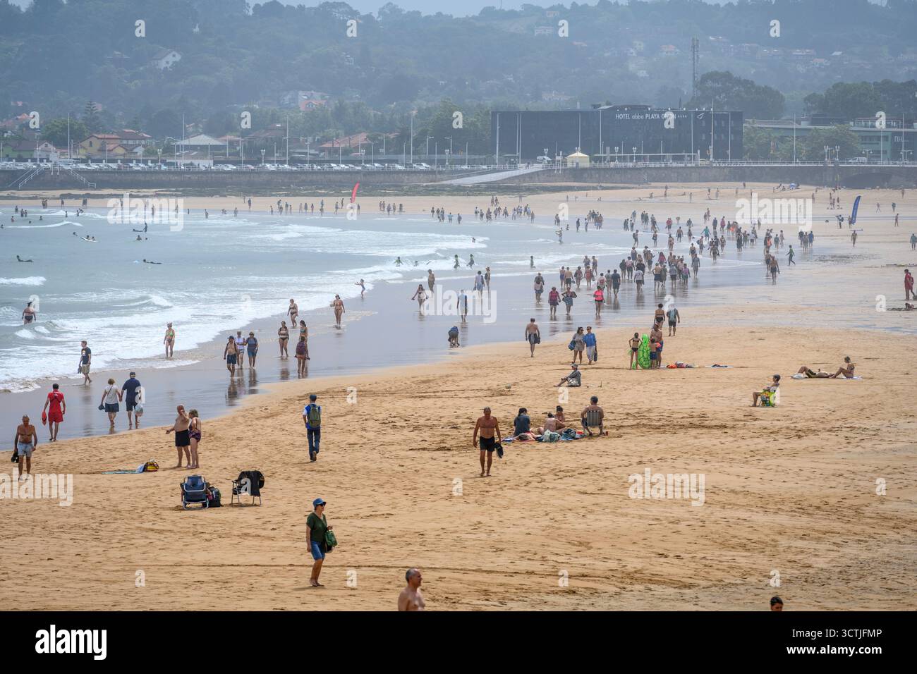 Baigneurs sur la plage de San Lorenzo à Gijon, Asturies, Espagne. Banque D'Images