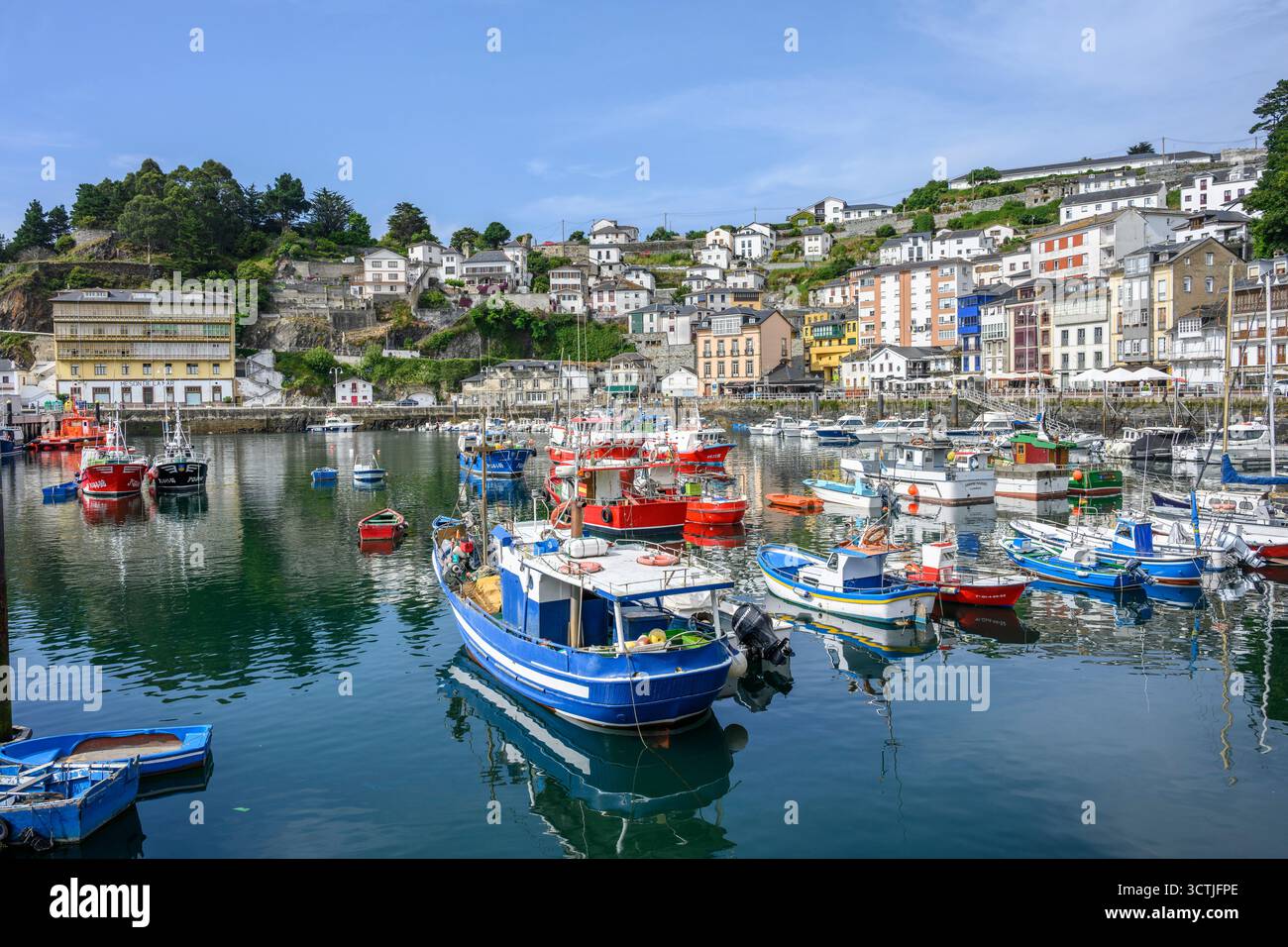 Le port dans la ville de pêcheurs et le port de Luarca dans les Asturies, au nord de l'Espagne. Banque D'Images