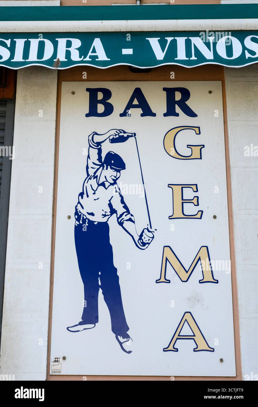 Un panneau de bar représentant quelqu'un versant sidra, cidre, la boisson traditionnelle asturienne, dans la petite ville portuaire de Luarca dans les Asturies, au nord de l'Espagne Banque D'Images