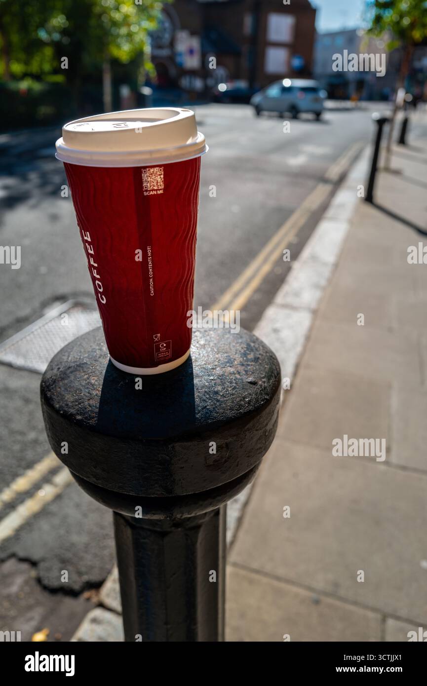 costa jetable, jetable, tasse à emporter tasse à café abandonnée Banque D'Images