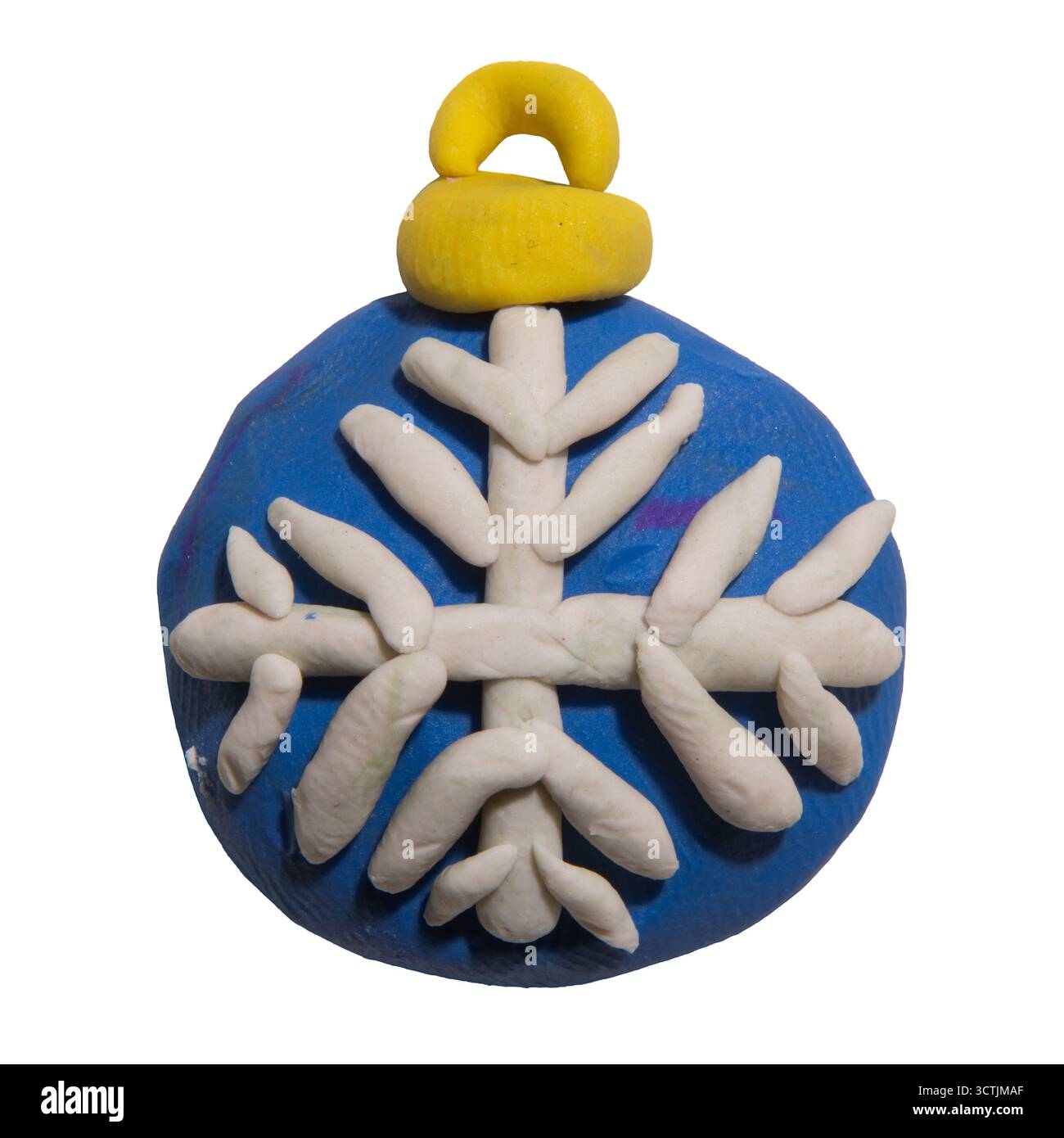 Boule de Noël avec flocon de neige sculpté à partir d'argile de jeu pour enfants isolé sur fond blanc avec chemin de clipping Banque D'Images