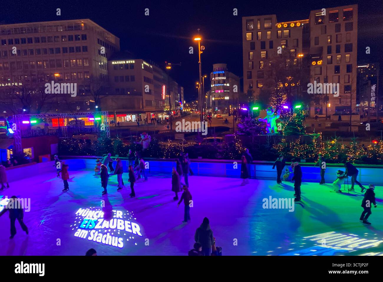 MUNICH, ALLEMAGNE - 1er DÉCEMBRE 2024 : Karlstor est une porte gothique des fortifications médiévales démolies sur la place Karlsplatz à Munich, en Allemagne, le 15 décembre 2016 - Image de stock capturée avec un smartphone