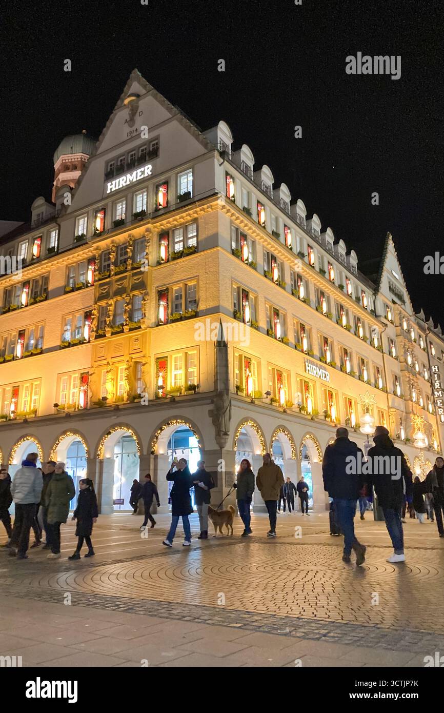 MUNICH, ALLEMAGNE - 1er DÉCEMBRE 2024 : merveilleuses lumières de Noël et foire au cœur de la ville à Munich, Allemagne le 1er décembre 2024 - Image de stock capturée avec un smartphone