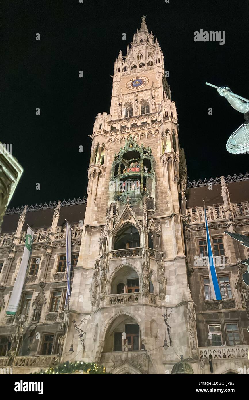 MUNICH, ALLEMAGNE - 1er DÉCEMBRE 2024 : le nouvel hôtel de ville (Neues Rathaus) forme la partie nord de Marienplatz à Munich, Allemagne le 1er décembre 2024 - Image de stock capturée avec un smartphone