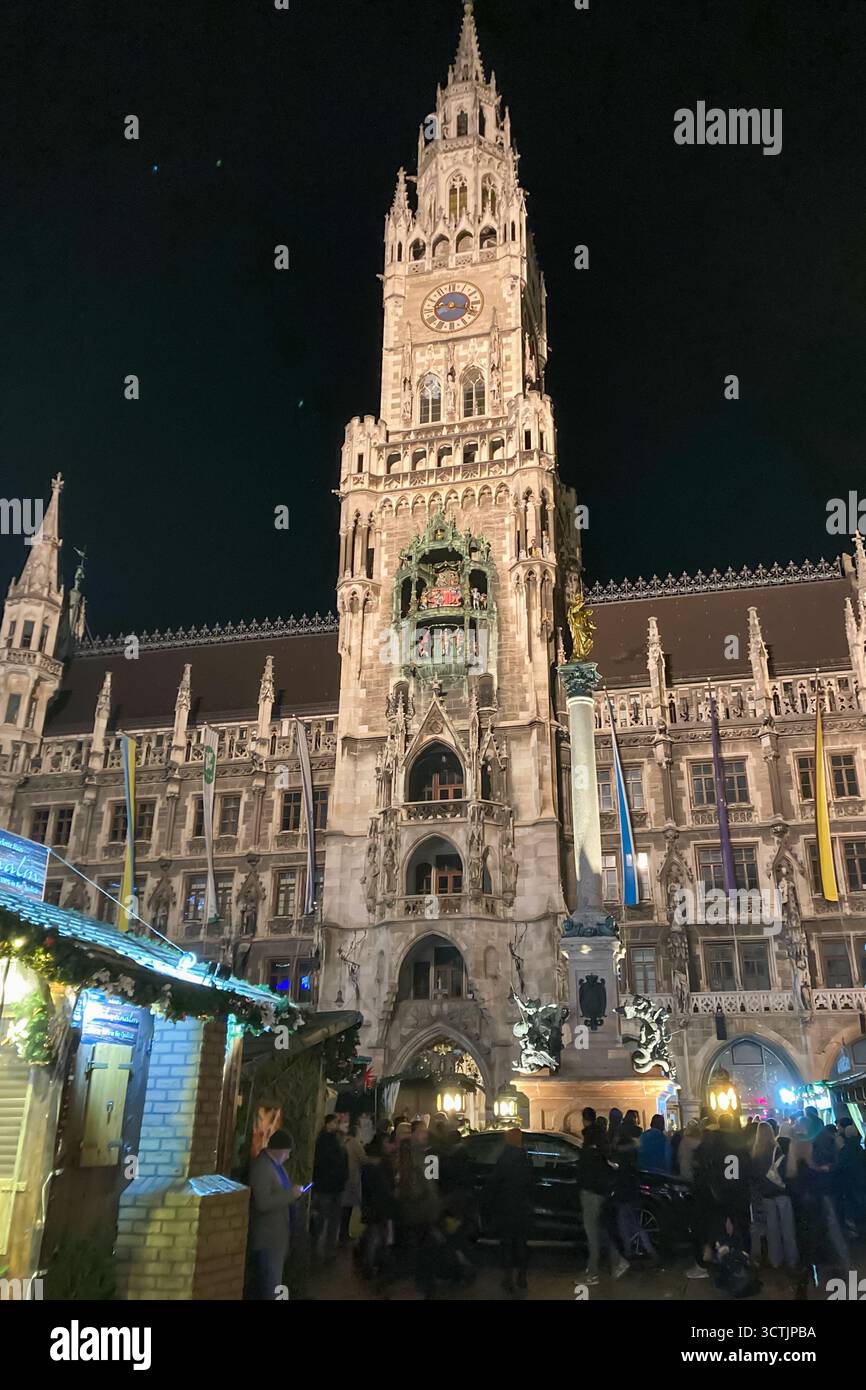 MUNICH, ALLEMAGNE - 1er DÉCEMBRE 2024 : le nouvel hôtel de ville (Neues Rathaus) forme la partie nord de Marienplatz à Munich, Allemagne le 1er décembre 2024 - Image de stock capturée avec un smartphone