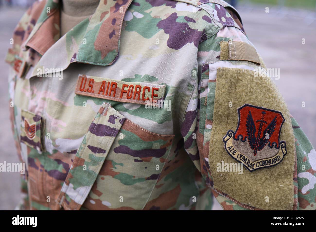 OSTRAVA, TCHÉQUIE - 17 SEPTEMBRE 2022 : présentation de l'uniforme féminin de l'US Air Force lors du salon aérien des Journées de l'OTAN en République tchèque. Banque D'Images
