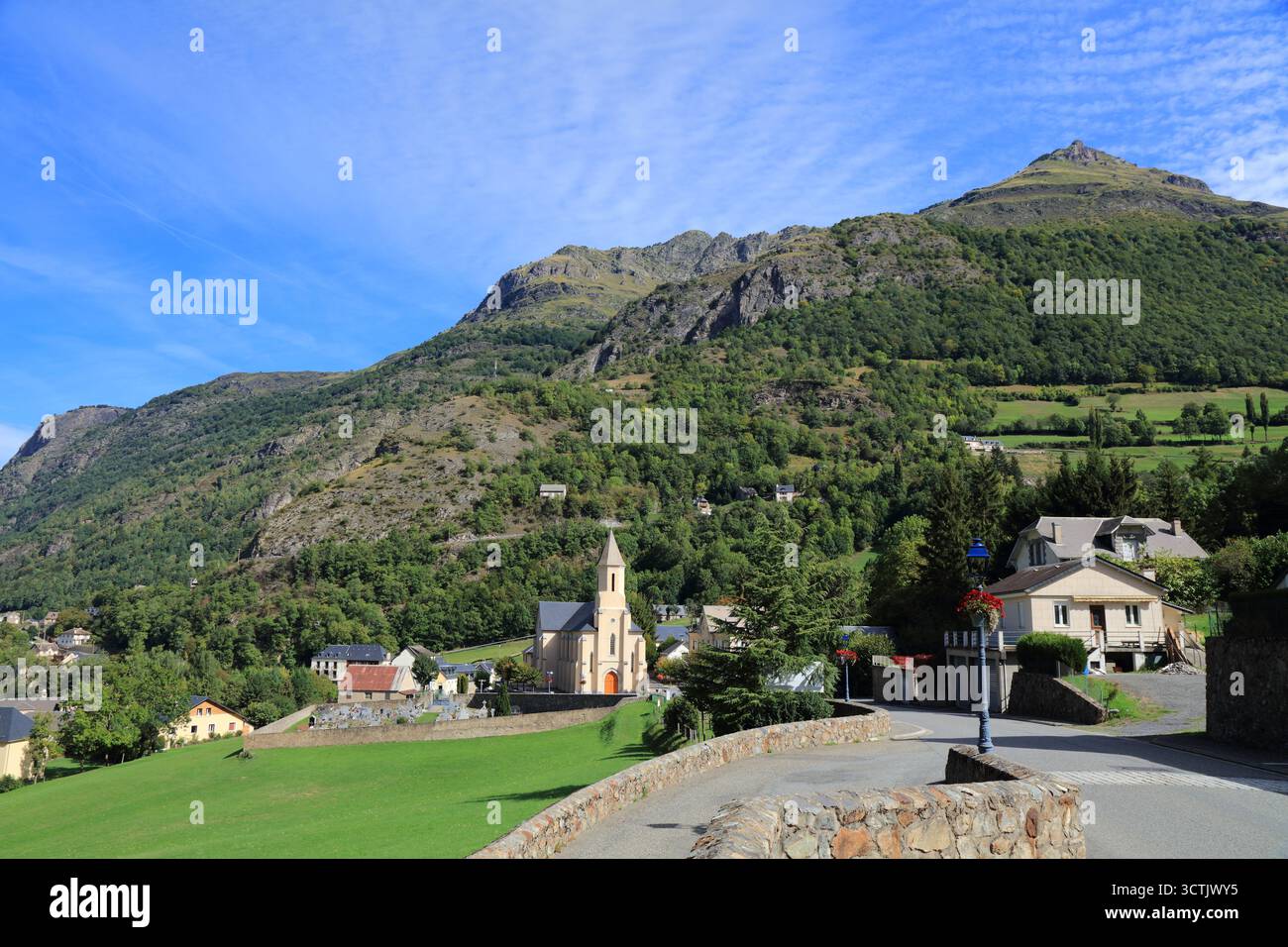 Village de montagne Gedre dans la commune Gavarnie-Gedre dans les Hautes-Pyrénées, France. Banque D'Images