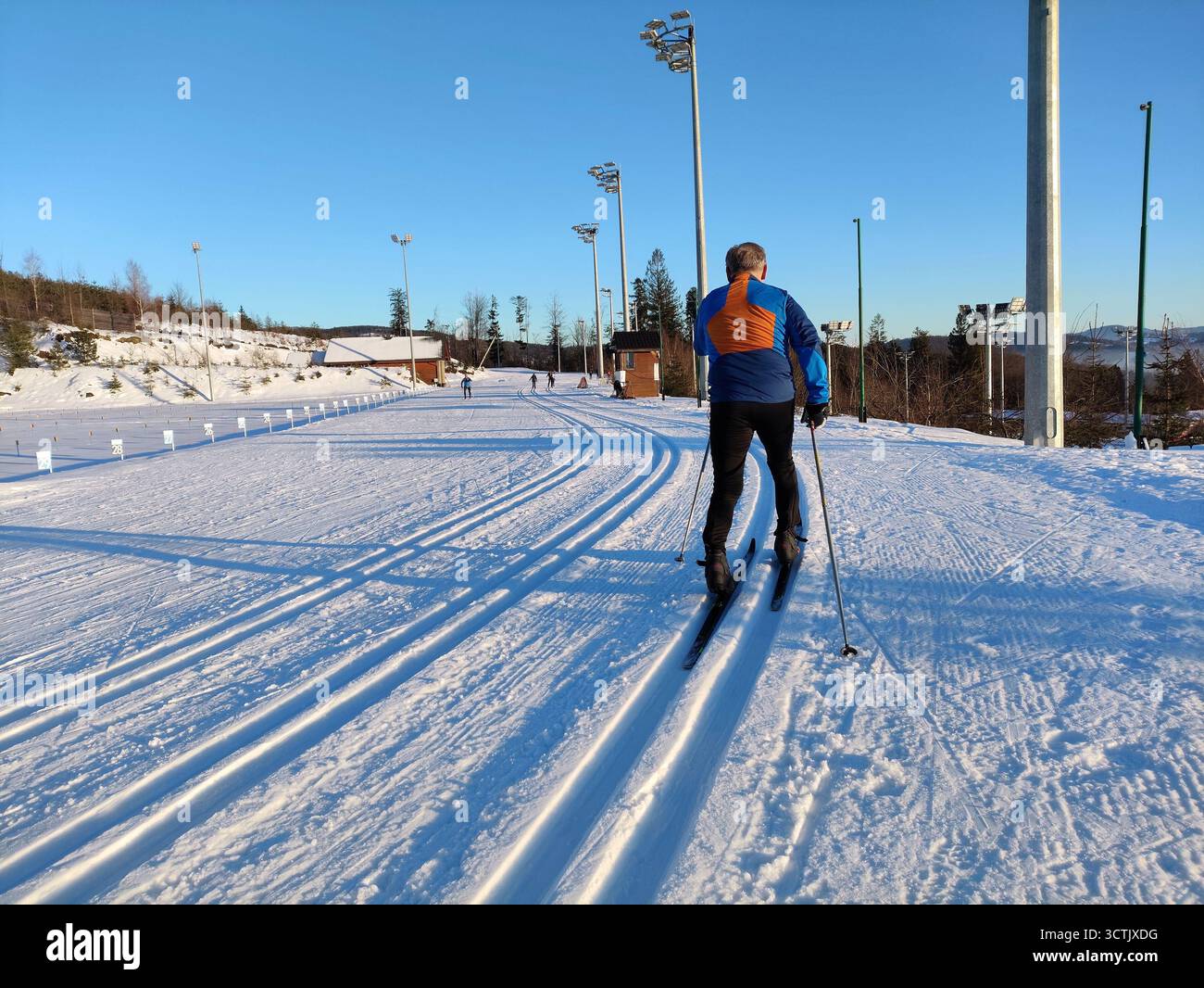 Domaine de ski de fond à Kubalonka près de Wisla, Pologne. Pistes de neige de station de ski avec infrastructure d'éclairage pour le ski de nuit. Banque D'Images