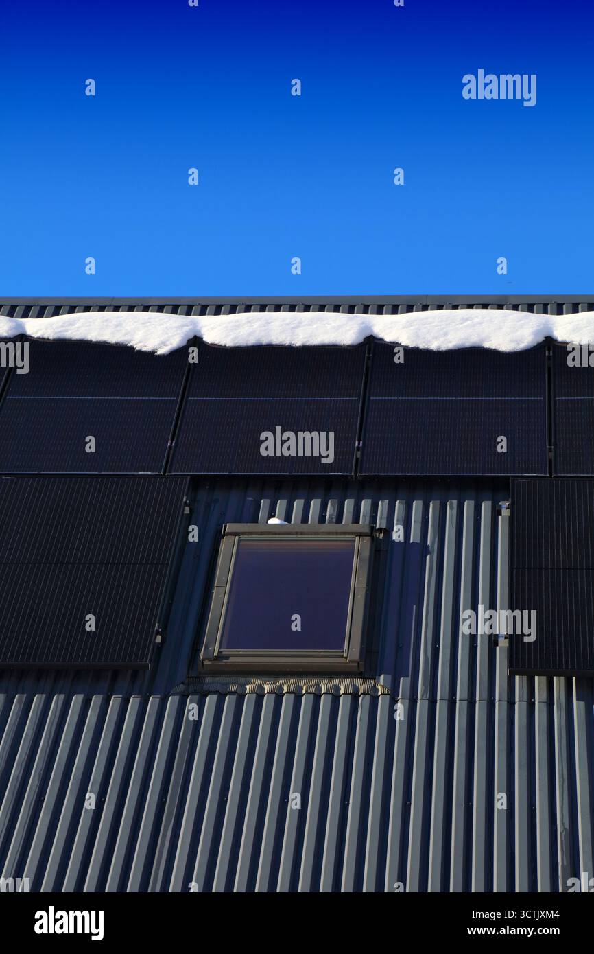 Production d'énergie solaire en hiver en Pologne. Panneaux solaires sur le toit sur une cabane de montagne. Banque D'Images