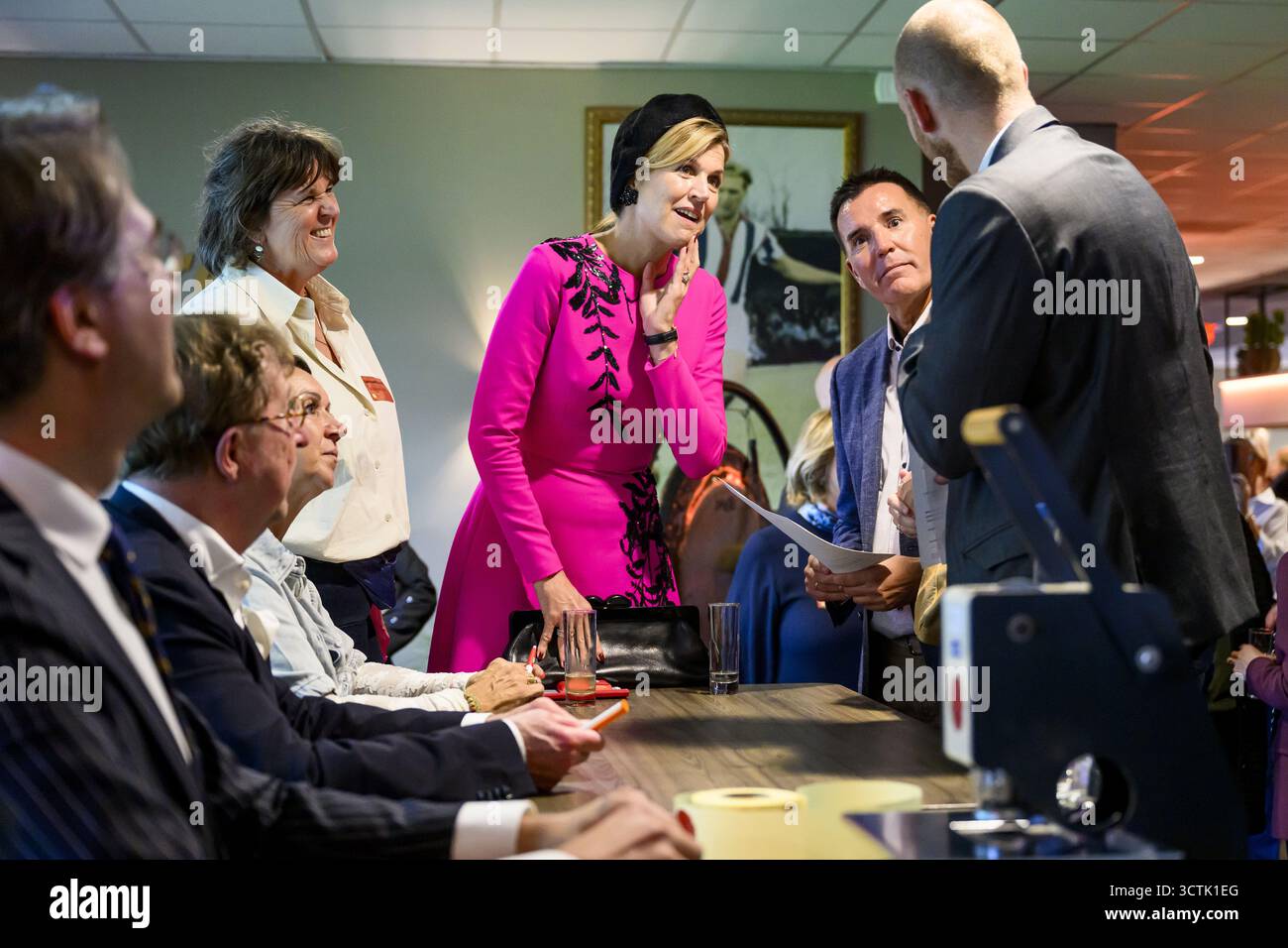Tilburg, pays-Bas, 2025-10-07 15 :38 :25 TILBURG, le 7 octobre 2025, stade King Willem II. La Reine Máxima ouvrira la vingtième édition du Beursvloer Tilburg (Foire commerciale de Tilburg) au stade King Willem II de Tilburg. Pendant le Beursvloer Tilburg, environ 200 entreprises et organisations sociales du Brabant central se connectent chaque année. PHOTO : NLBeeld/Patrick van EMST crédit : NL Beeld/Patrick van EMST Banque D'Images