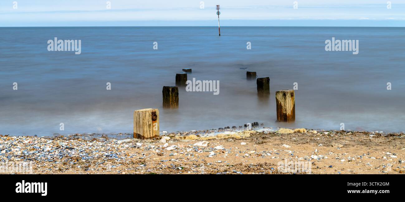 Les gryones de défense maritime à Hunstanton dans le Norfolk vus à marée haute en utilisant une longue exposition. Prise le 14 juin 2021. Banque D'Images