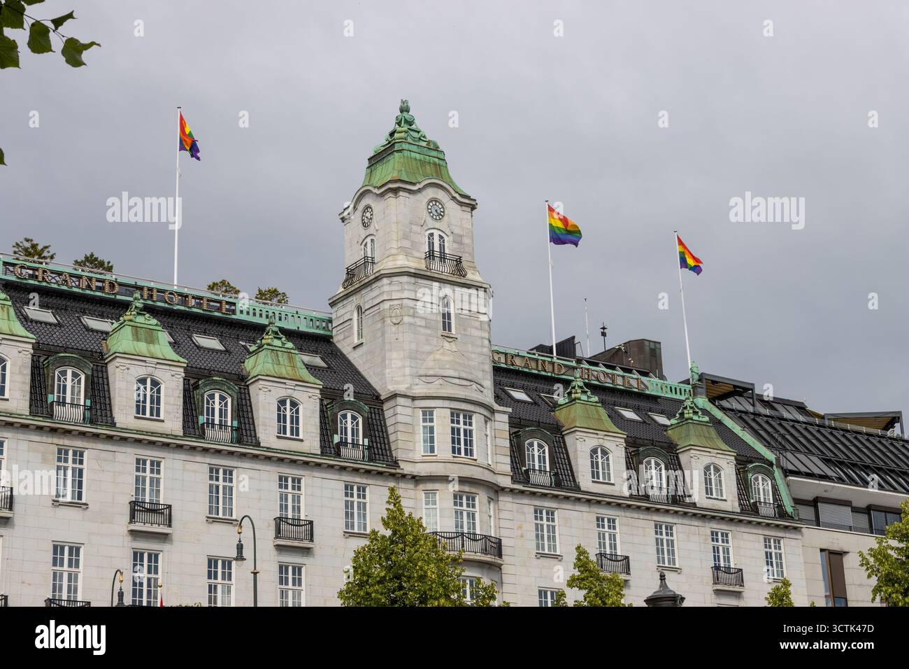 Grand Hôtel sur Karl Johans Gate à Oslo, connu pour les banquets du prix Nobel de la paix, avec des drapeaux arc-en-ciel LGBT Pride hissés pour le festival Oslo Pride Banque D'Images