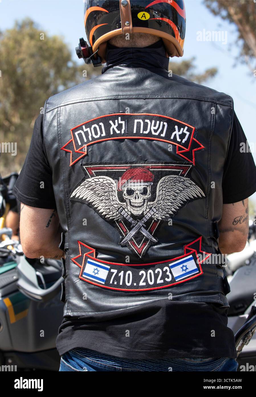 Un motocycliste israélien avec une veste qui porte la date du 7 octobre 2023 avec un slogan en hébreu disant "ne jamais oublier. Never Pargive' et crâne avec un béret rouge sur les ailes, alors qu'il arrive au Nova Music Festival Memorial à Re'im, dans le sud d'Israël, alors qu'Israël célèbre le deuxième anniversaire des attaques terroristes du Hamas contre les communautés israéliennes près de la bande de Gaza le mardi 7 octobre 2025. Les terroristes du Hamas ont traversé la frontière pour se rendre dans 23 communautés israéliennes et au festival Nova où quelque 278 Israéliens ont été assassinés. En tout, 1 200 Israéliens ont été tués et quelque 250 pris en otage dans le G. Banque D'Images