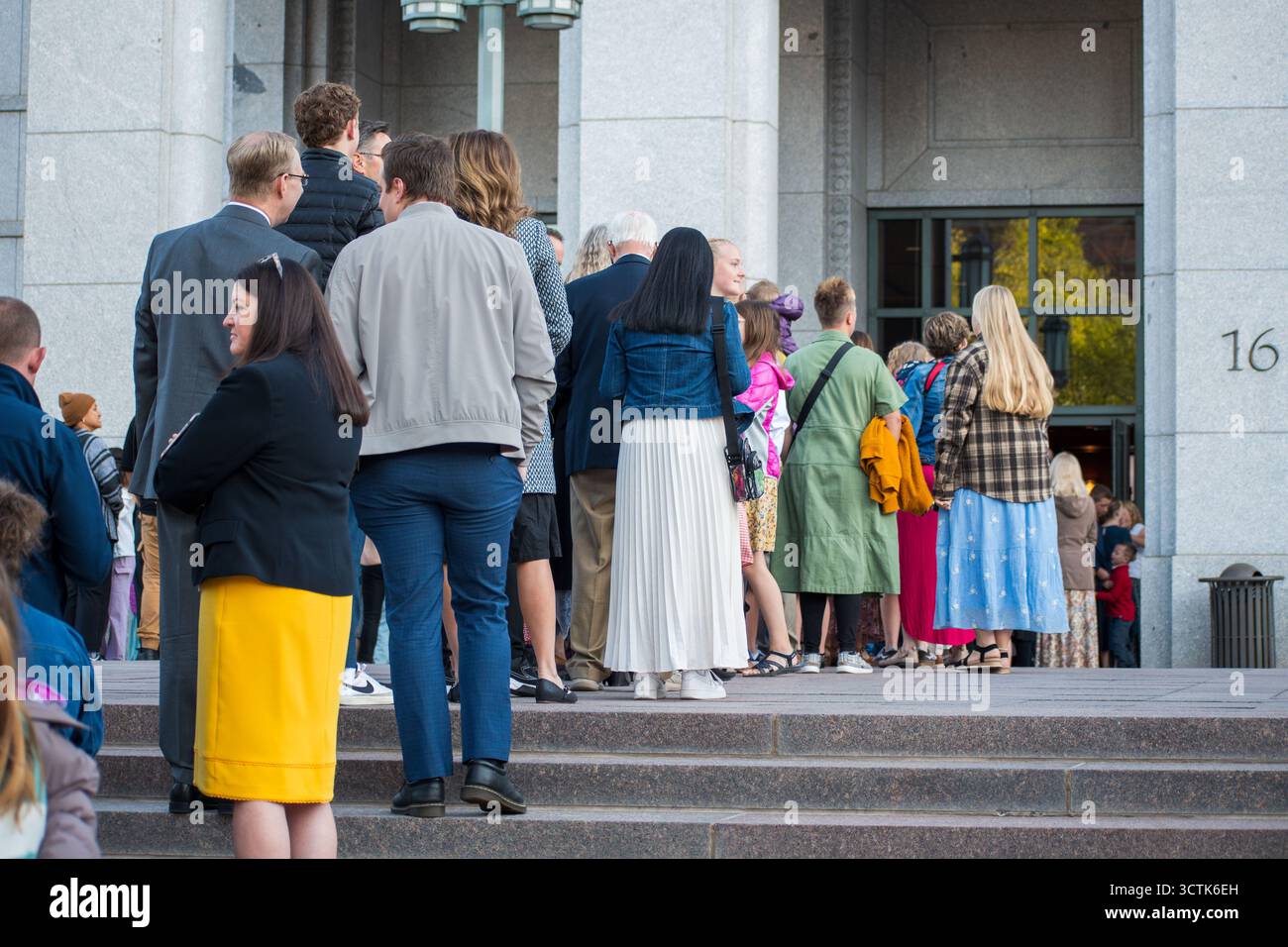 Salt Lake City, Utah, États-Unis. 6 octobre 2025. 6 octobre 2025, Salt Lake City, Utah, États-Unis : les gens font la queue devant le Centre de conférence pendant la visite publique de RUSSELL M. NELSON, le 17e président de l'Église de Jésus-Christ des Saints des derniers jours. Nelson meurt à son domicile à Salt Lake City, Utah, le 27 septembre 2025, à l'âge de 101 ans. (Crédit image : © Charles-McClintock Wilson/ZUMA Press Wire) USAGE ÉDITORIAL SEULEMENT ! Non destiné à UN USAGE commercial ! Banque D'Images