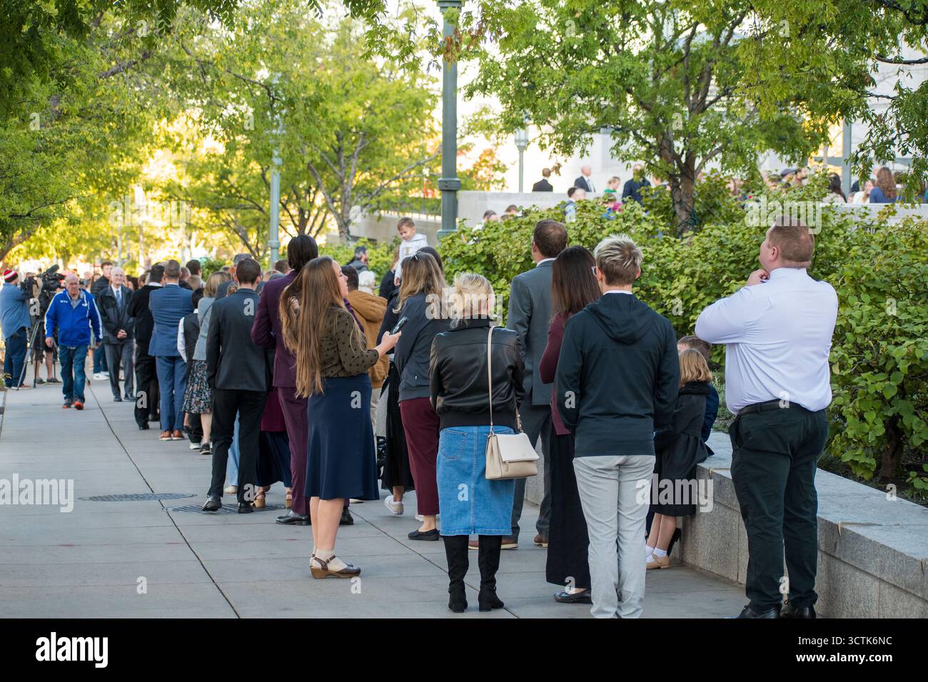 Salt Lake City, Utah, États-Unis. 6 octobre 2025. 6 octobre 2025, Salt Lake City, Utah, États-Unis : les gens font la queue devant le Centre de conférence pendant la visite publique de RUSSELL M. NELSON, le 17e président de l'Église de Jésus-Christ des Saints des derniers jours. Nelson meurt à son domicile à Salt Lake City, Utah, le 27 septembre 2025, à l'âge de 101 ans. (Crédit image : © Charles-McClintock Wilson/ZUMA Press Wire) USAGE ÉDITORIAL SEULEMENT ! Non destiné à UN USAGE commercial ! Banque D'Images