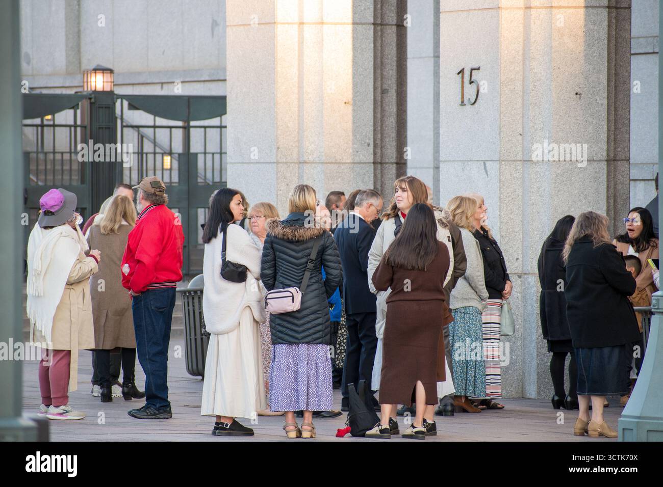 Salt Lake City, Utah, États-Unis. 6 octobre 2025. 6 octobre 2025, Salt Lake City, Utah, États-Unis : les gens font la queue devant le Centre de conférence pendant la visite publique de RUSSELL M. NELSON, le 17e président de l'Église de Jésus-Christ des Saints des derniers jours. Nelson meurt à son domicile à Salt Lake City, Utah, le 27 septembre 2025, à l'âge de 101 ans. (Crédit image : © Charles-McClintock Wilson/ZUMA Press Wire) USAGE ÉDITORIAL SEULEMENT ! Non destiné à UN USAGE commercial ! Banque D'Images