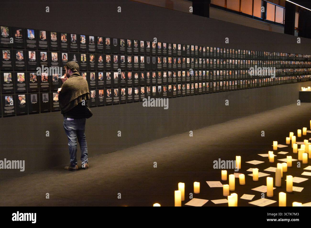 Berlin, Allemagne - 7 octobre 2025 - commémoration des victimes de l'attentat terroriste du 7 octobre 2023 au Nova Music Festival, présenté dans l'exposition Nova Music Festival à l'aéroport Tempelhof de Berlin. (Photo de Markku Rainer Peltonen) Banque D'Images