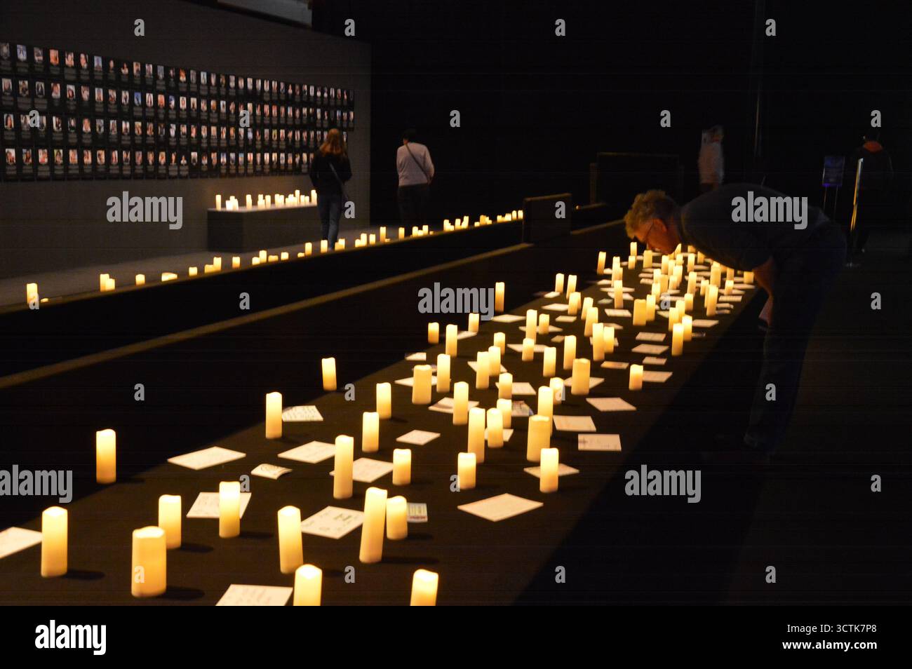 Berlin, Allemagne - 7 octobre 2025 - commémoration des victimes de l'attentat terroriste du 7 octobre 2023 au Nova Music Festival, présenté dans l'exposition Nova Music Festival à l'aéroport Tempelhof de Berlin. (Photo de Markku Rainer Peltonen) Banque D'Images