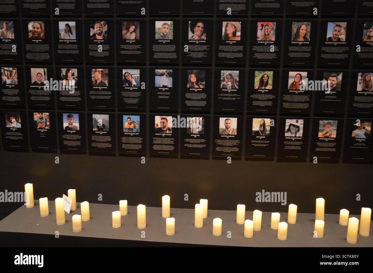 Berlin, Allemagne - 7 octobre 2025 - commémoration des victimes de l'attentat terroriste du 7 octobre 2023 au Nova Music Festival, présenté dans l'exposition Nova Music Festival à l'aéroport Tempelhof de Berlin. (Photo de Markku Rainer Peltonen) Banque D'Images