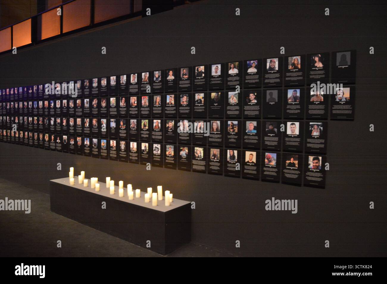 Berlin, Allemagne - 7 octobre 2025 - commémoration des victimes de l'attentat terroriste du 7 octobre 2023 au Nova Music Festival, présenté dans l'exposition Nova Music Festival à l'aéroport Tempelhof de Berlin. (Photo de Markku Rainer Peltonen) Banque D'Images