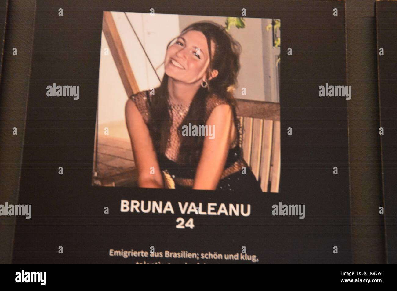 Berlin, Allemagne - 7 octobre 2025 - commémoration des victimes de l'attentat terroriste du 7 octobre 2023 au Nova Music Festival, présenté dans l'exposition Nova Music Festival à l'aéroport Tempelhof de Berlin. (Photo de Markku Rainer Peltonen) Banque D'Images