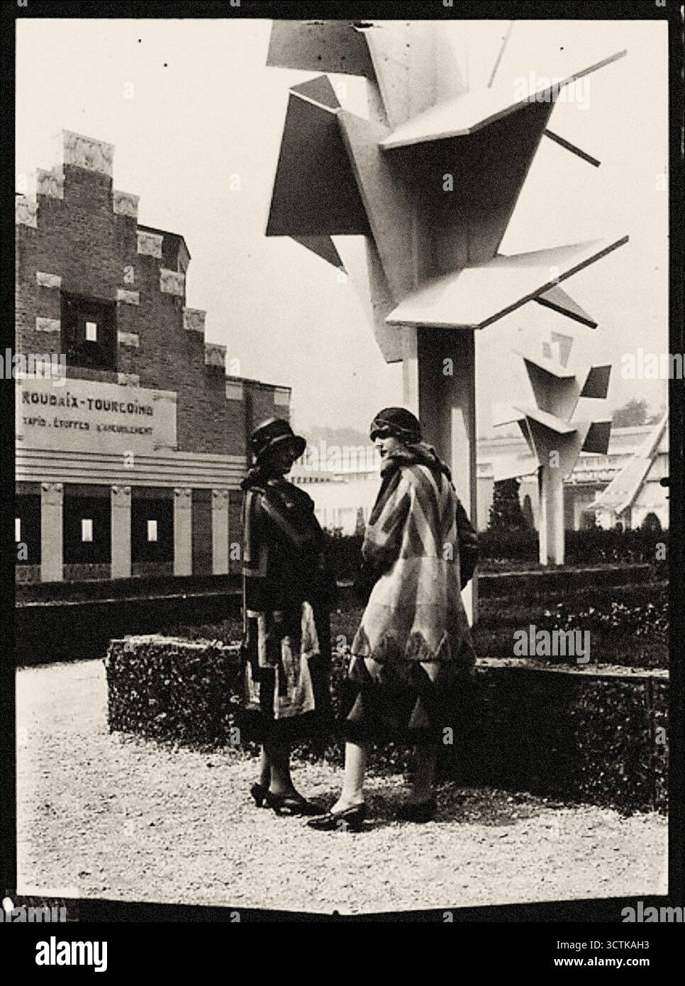 Mannequins portant des robes de Sonia Delaunay devant l'arbre cubiste des Frères Martel, 1925. Collection privée. Banque D'Images