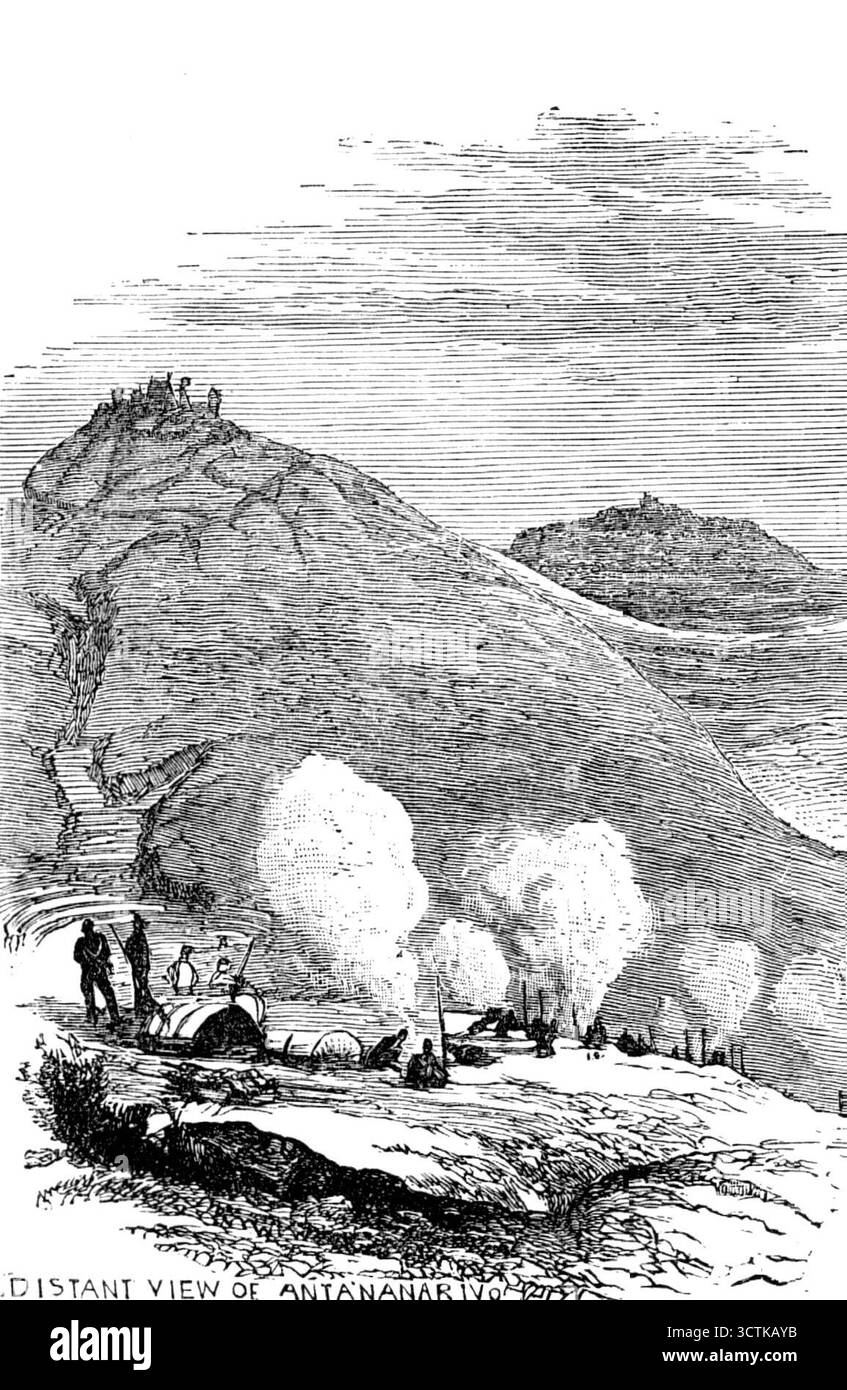 Croquis à Madagascar : vue lointaine d'Antananarivo, 1883. 'L'île de Madagascar, dans l'océan Indien, séparée par le canal du Mozambique de la côte est de l'Afrique du Sud, est l'une des plus grandes îles du monde... dans les parties nord et est de l'île de vastes tables-terres, à une hauteur de 3000 pieds. à 5000 pieds, occupent une grande partie de l'intérieur, avec des montagnes ici et là s'élevant à 8000 pieds. ou 9000 pieds ; mais ceux-ci sont entourés de plaines ne dépassant pas 400 pieds. du niveau de la mer, plus particulièrement dans les parties ouest et sud. Chaînes de montagnes de granit, et autres collines de roche ignée Banque D'Images