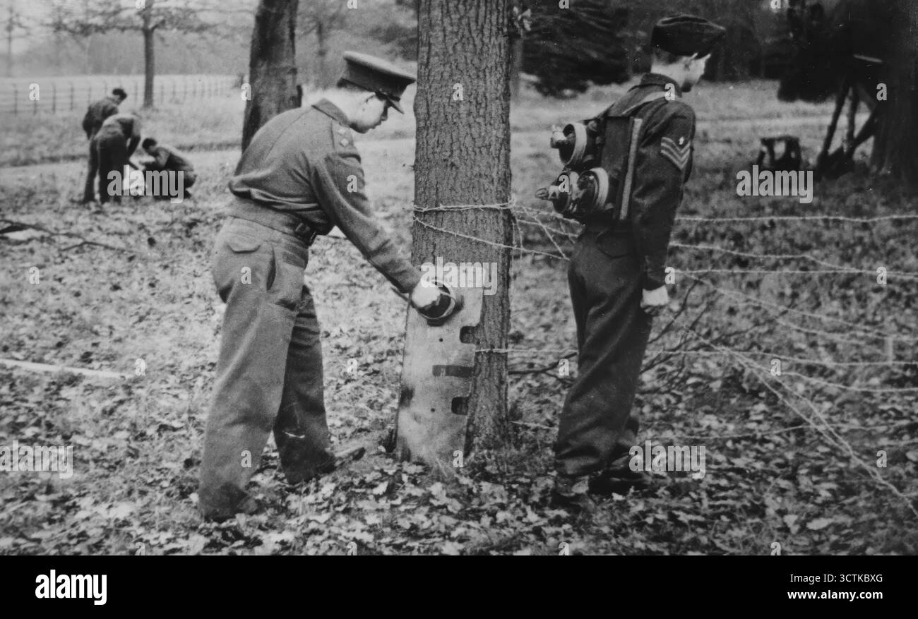 Démonstration de la façon de placer des mines de limpet, c1943. Entraînement du personnel de l'armée britannique avec une mine inventée par Cecil Vandepeer Clarke. Banque D'Images