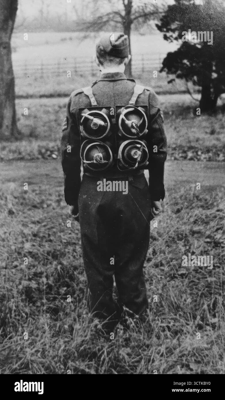 Mines limpet transportées sur un harnais sur le dos d'un soldat, c1943. Entraînement du personnel de l'armée britannique avec une mine inventée par Cecil Vandepeer Clarke. Banque D'Images