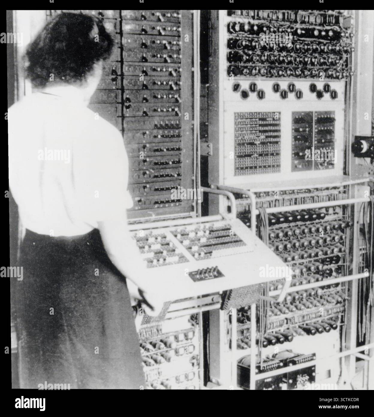 Colossus codebreaker Computer in Operation, seconde Guerre mondiale, 1943. Colossus, le premier ordinateur numérique électronique, a été développé pour aider à briser l'intelligence des signaux allemands (SIGINT), à Bletchley Park (Station X) pendant la première Guerre mondiale Banque D'Images