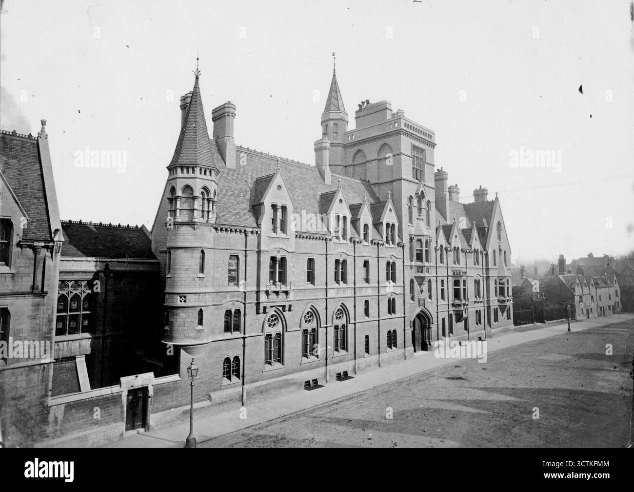 Front Quad, Balliol College, Oxford, Oxfordshire, 1870. Une vue depuis un étage supérieur sur le côté sud de Broad Street montrant la nouvelle façade du collège construit en 1867-8 sur un plan d'Alfred Waterhouse. Le collège lui-même est souvent revendiqué comme le plus ancien d'Oxford, datant de sa fondation à 1263 ou 1266. Banque D'Images Front Quad, Balliol College, Oxford, Oxfordshire, 1870. Une vue depuis un étage supérieur sur le côté sud de Broad Street montrant la nouvelle façade du collège construit en 1867-8 sur un plan d'Alfred Waterhouse. Le collège lui-même est souvent revendiqué comme le plus ancien d'Oxford, datant de sa fondation à 1263 ou 1266. Banque D'Images