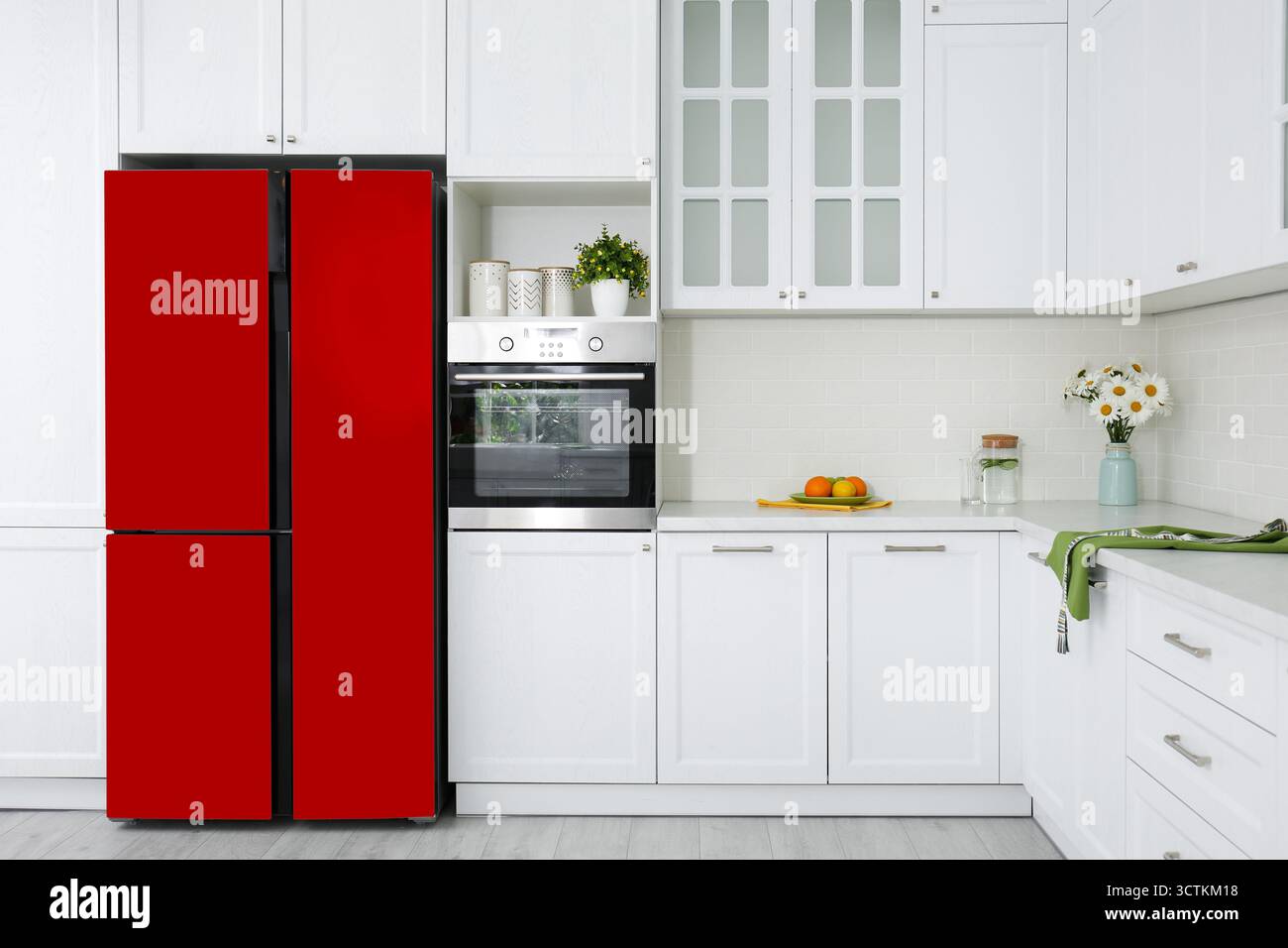 Réfrigérateur rouge et meubles dans la cuisine spacieuse Banque D'Images