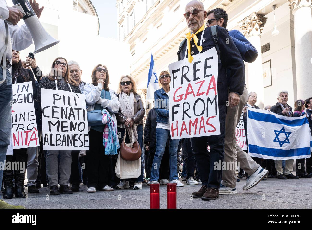 Milan, Italie. 07 octobre 2025. Milan, rassemblement de la communauté juive à la mémoire du massacre du 7 octobre crédit : Independent photo Agency/Alamy Live News Banque D'Images