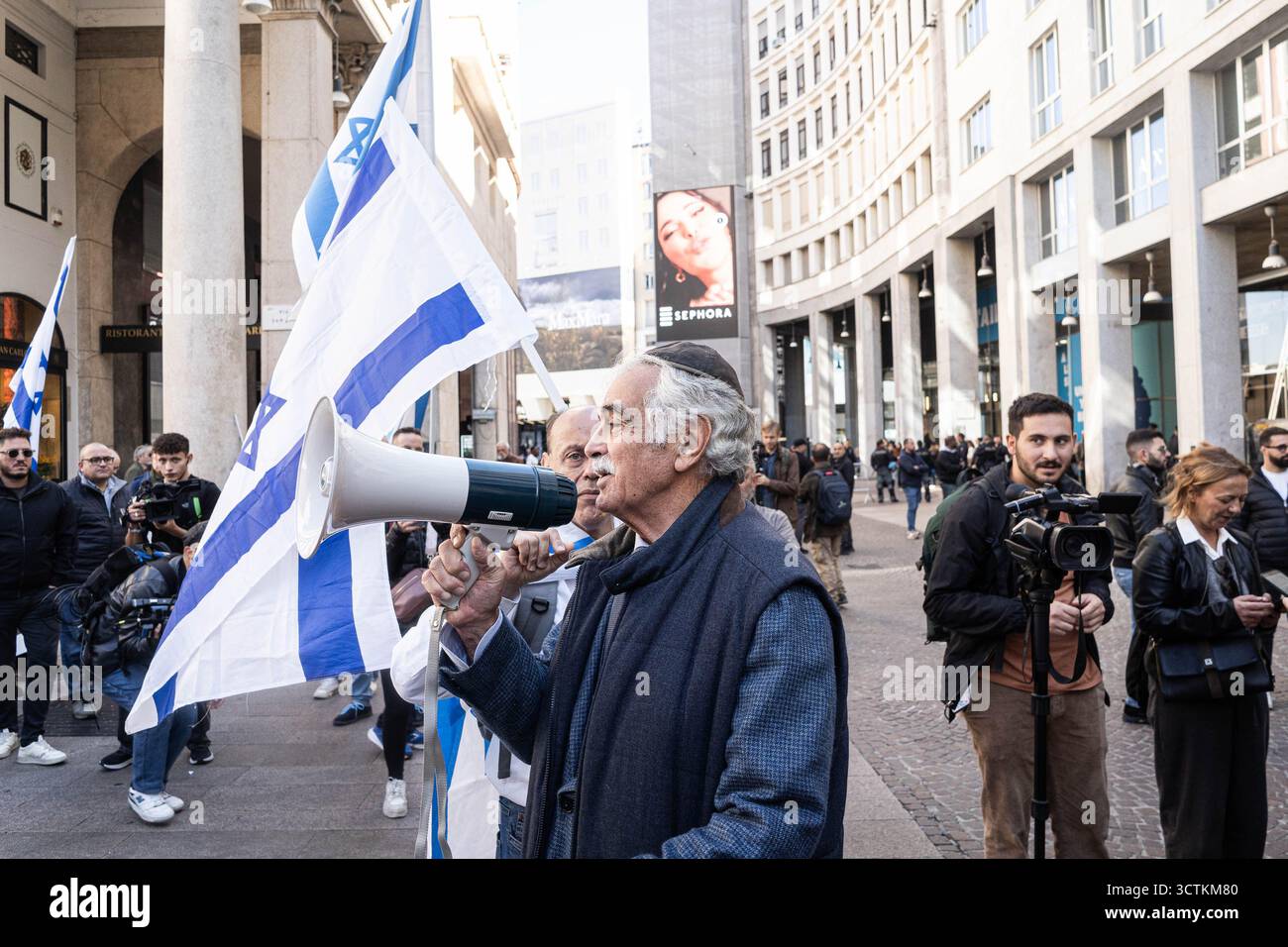Milan, Italie. 07 octobre 2025. Milan, rassemblement de la communauté juive à la mémoire du massacre du 7 octobre crédit : Independent photo Agency/Alamy Live News Banque D'Images