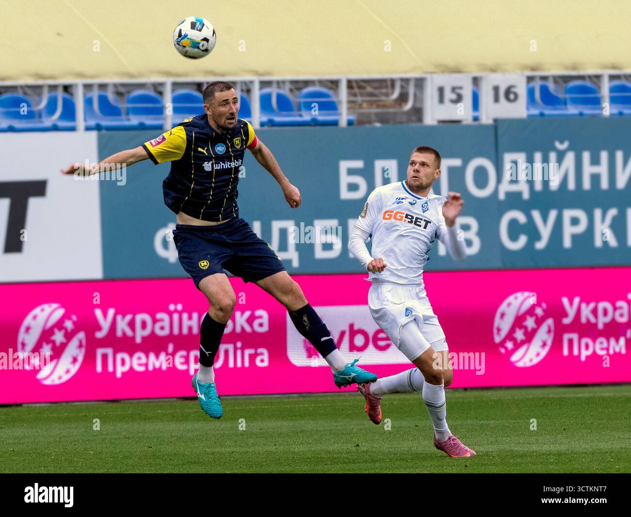 Non exclusif : le milieu de terrain Ivan Kaliuzhnyi (G) du FC Metalist 1925 Kharkiv et le milieu de terrain Mykola Mykhailenko du FC Dynamo Kyiv sont en action pendant le Banque D'Images