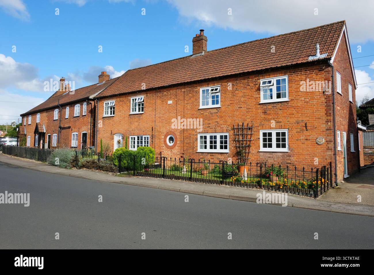 Maisons de campagne traditionnelles en briques rouges, Westleton, Suffolk, Royaume-Uni - John Gollop Banque D'Images
