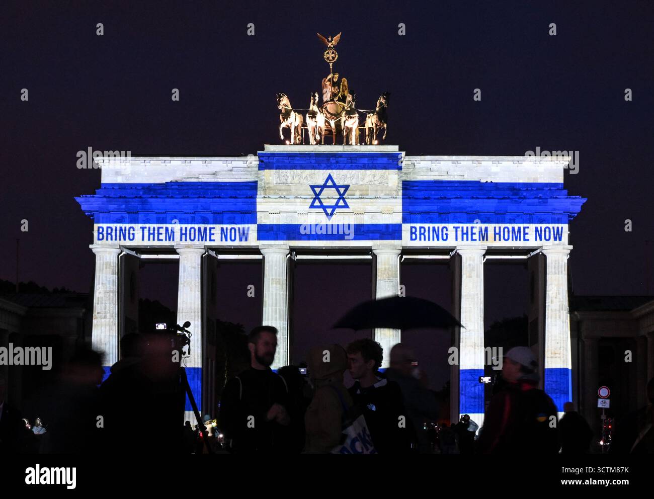 Berlin, Allemagne. 07 octobre 2025. La porte de Brandebourg est illuminée aux couleurs du drapeau israélien. Le 7 octobre 2023, des combattants du groupe islamique radical Hamas ont attaqué Israël, tuant de nombreuses personnes et enlevant des otages dans la bande de Gaza. Crédit : Britta Pedersen/dpa/Alamy Live News Banque D'Images