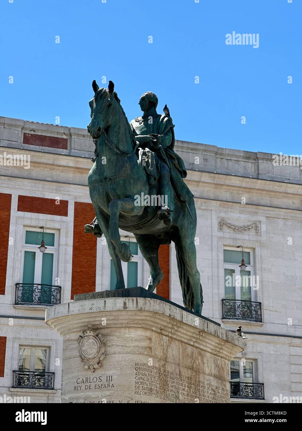 Statue équestre du roi Charles III d'Espagne (Carlos III) à la Puerta del sol, Madrid. L'emblématique monument de bronze est situé contre la place historique - Image de stock capturée avec un smartphone