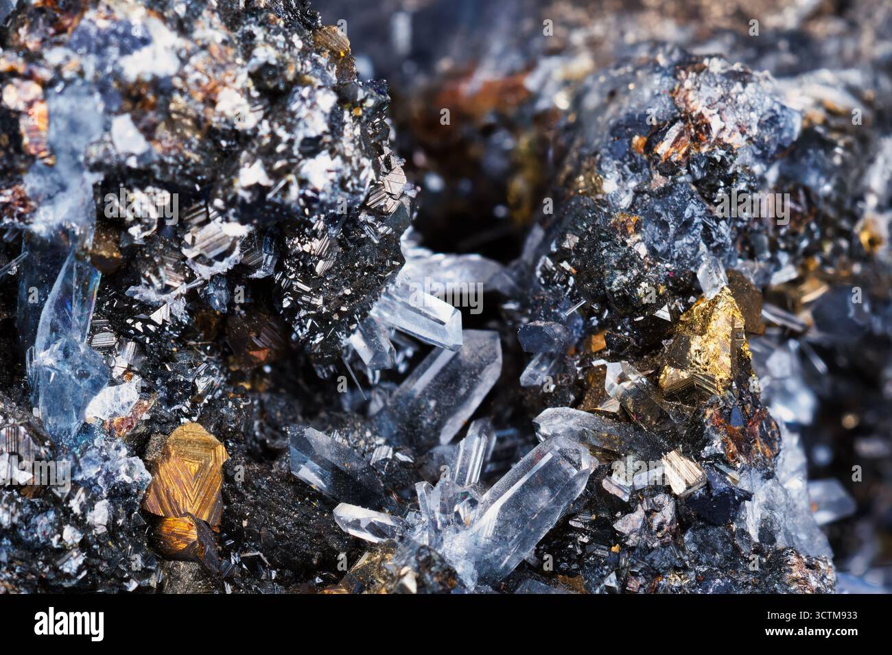 spécimen minéral, cristal de roche quartz et alena avec cristaux de pyrite jaune doré irisé, texture abstraite Banque D'Images