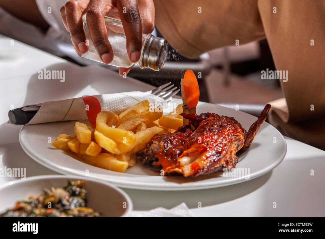 poulet grillé et frites, saler les frites de pommes de terre, afro-américain manger fast food Banque D'Images
