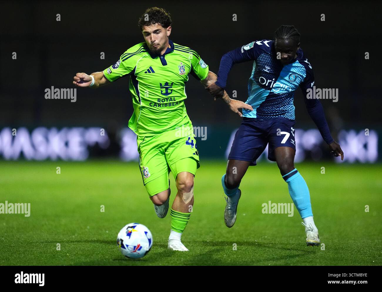 Brad de Jesus de Fulham (à gauche) et Quitirna junior de Wycombe Wanderers se battent pour le ballon lors du vertu Trophy Southern Group G match à Adams Park, High Wycombe. Date de la photo : mardi 7 octobre 2025. Banque D'Images