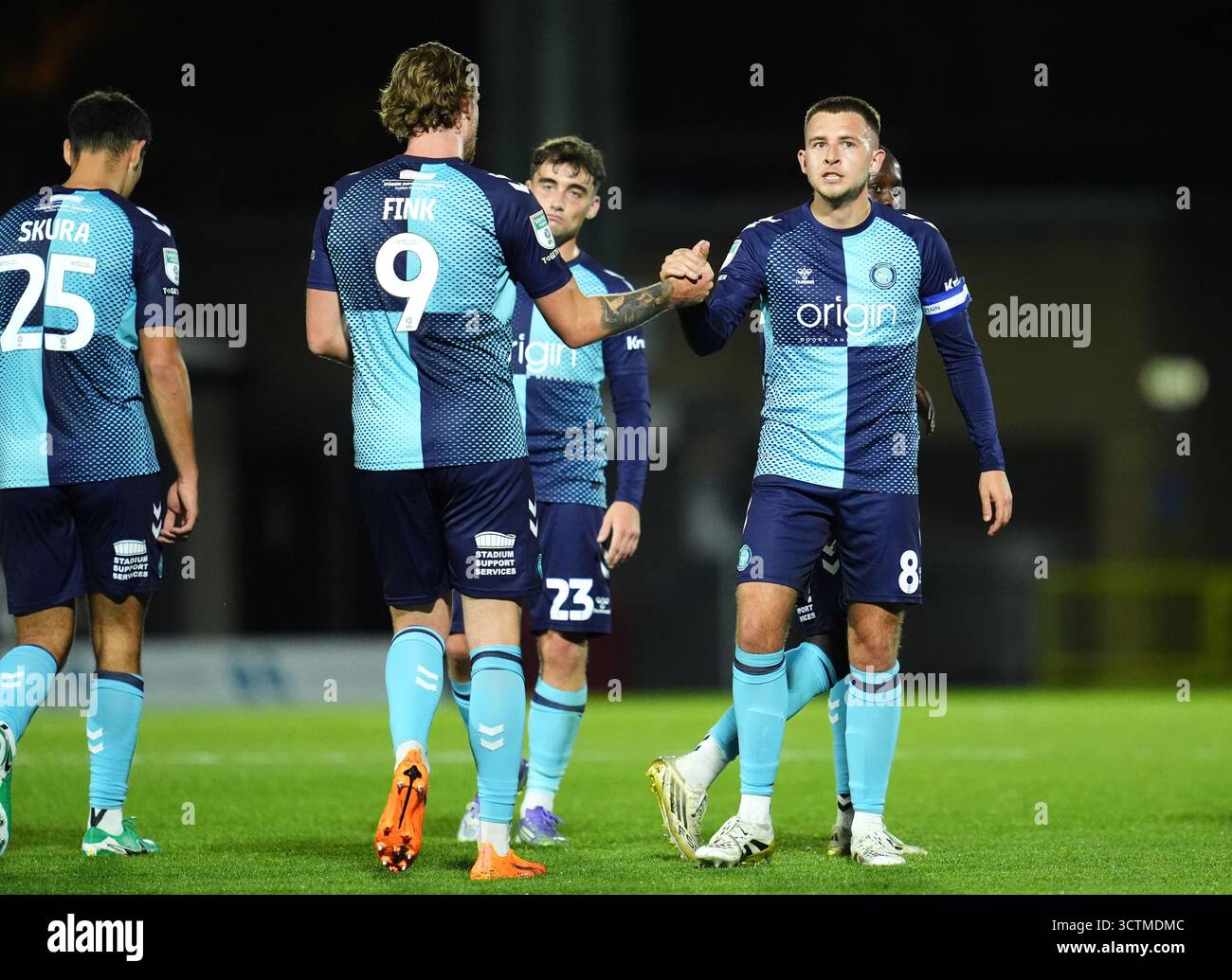 Caolan Boyd-Munce des Wycombe Wanderers (à droite) célèbre avoir marqué le deuxième but de leur équipe lors du match du Trophée vertu Southern Group G à Adams Park, High Wycombe. Date de la photo : mardi 7 octobre 2025. Banque D'Images