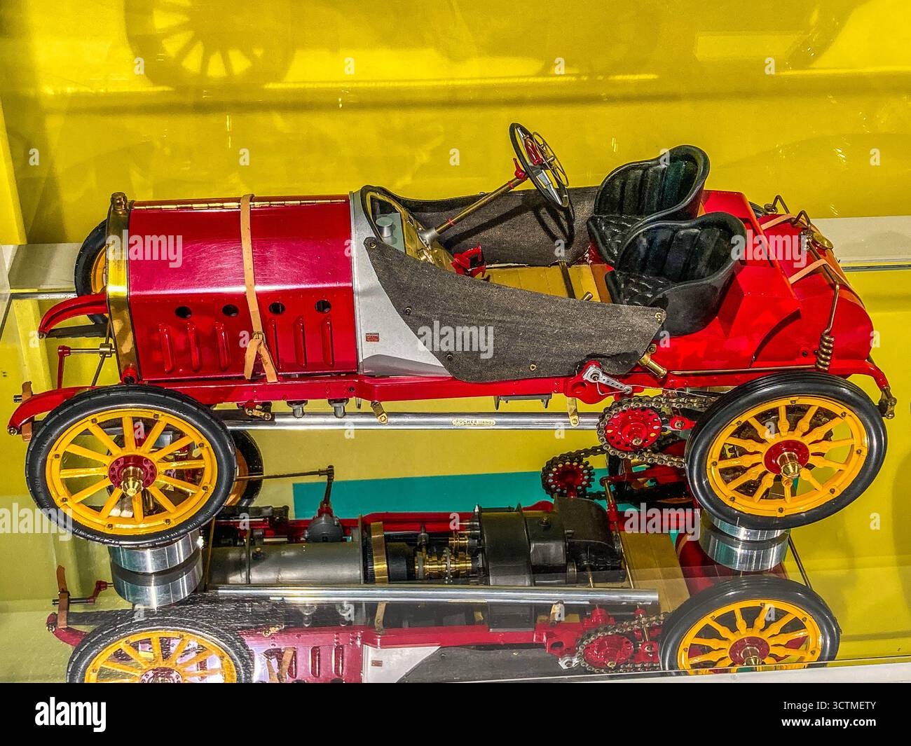 Maquette détaillée, Pocher 1 :8, d'une Fiat F2, exposée à Wonderworks, Margate, Kent Banque D'Images