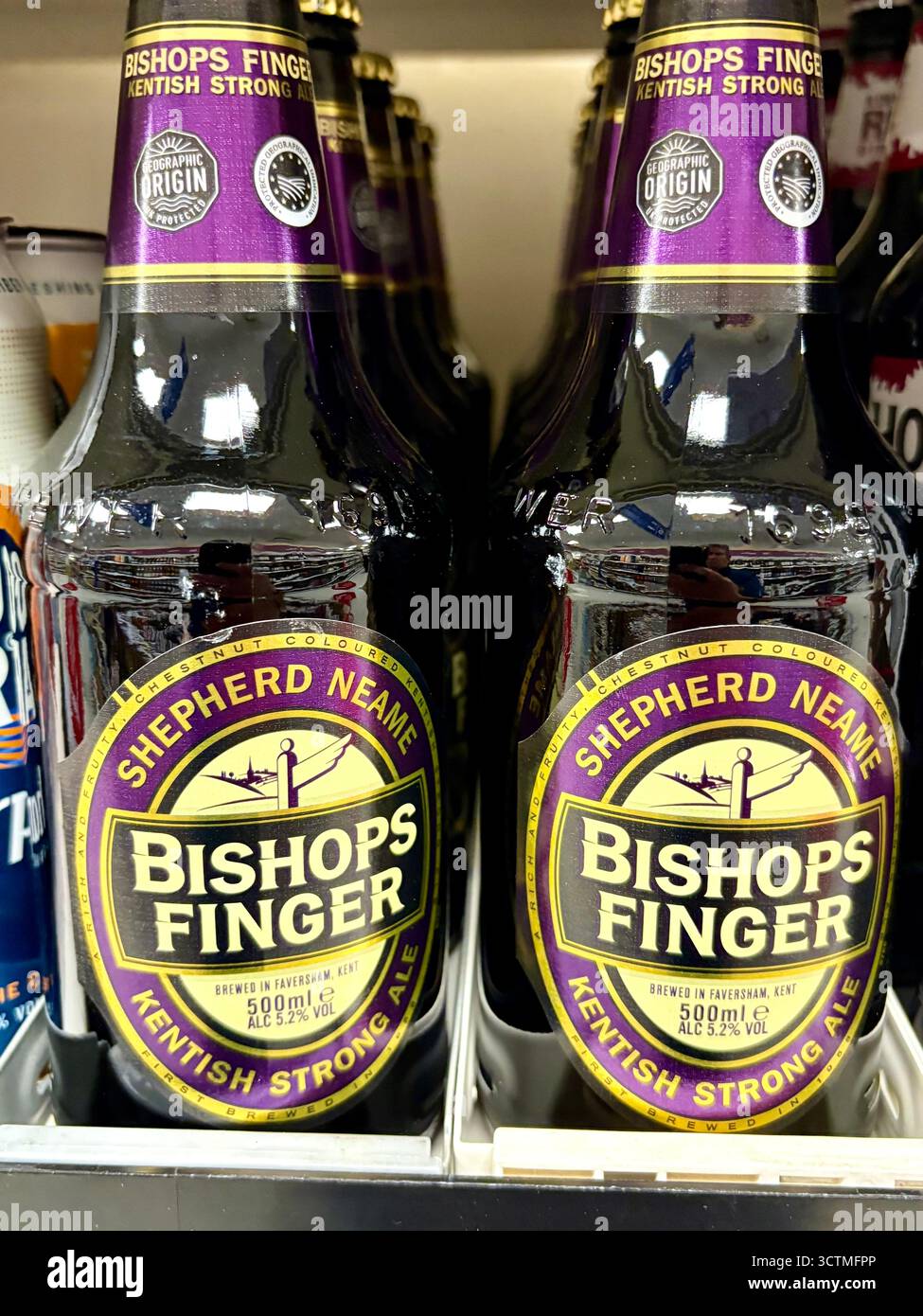 Bouteilles de bière anglaise de bishops Finger, supermarché Tesco Ramsbottom, Angleterre, Royaume-Uni Banque D'Images