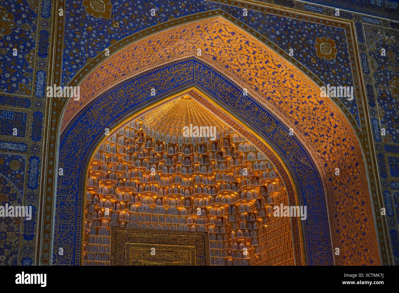Intérieur de la mosquée Tilya Kori à Samarcande, Ouzbékistan Banque D'Images