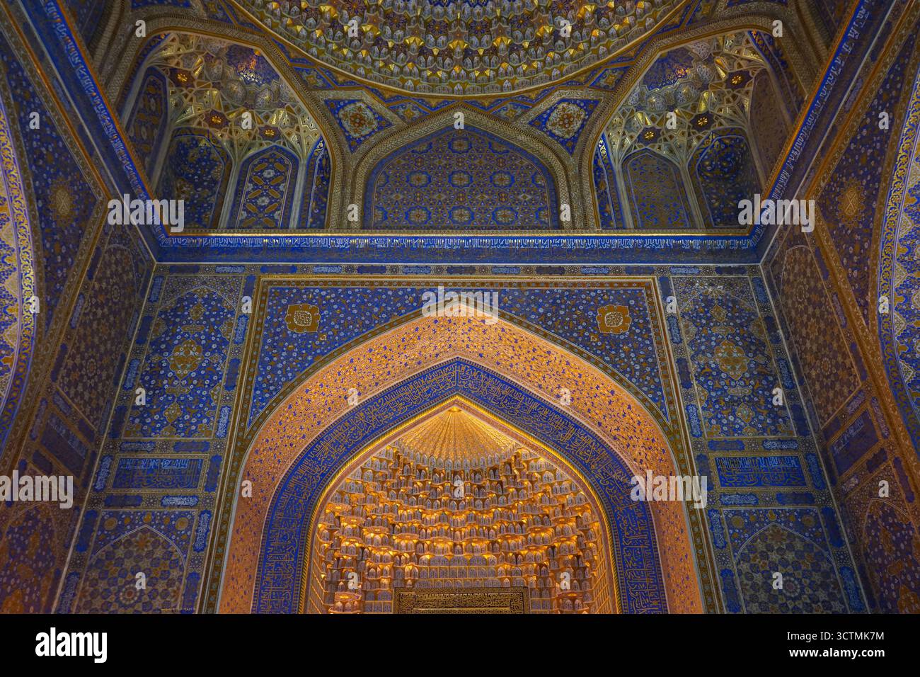 Intérieur de la mosquée Tilya Kori à Samarcande, Ouzbékistan Banque D'Images