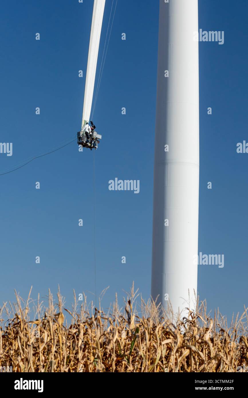 Luverne, Minnesota - des ouvriers réparent la pale fissurée d'une éolienne. Banque D'Images