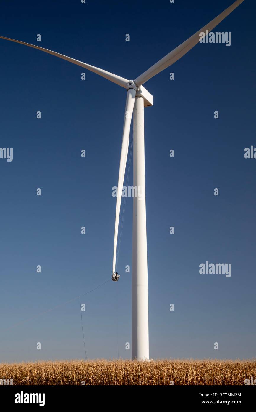 Luverne, Minnesota - des ouvriers réparent la pale fissurée d'une éolienne. Banque D'Images